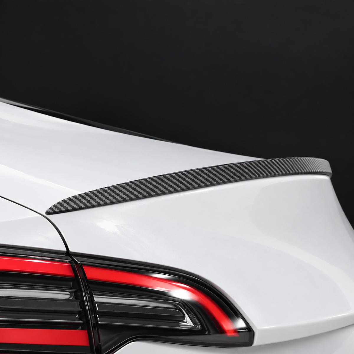 Tapered spoiler end following the curved rear hatch corner
