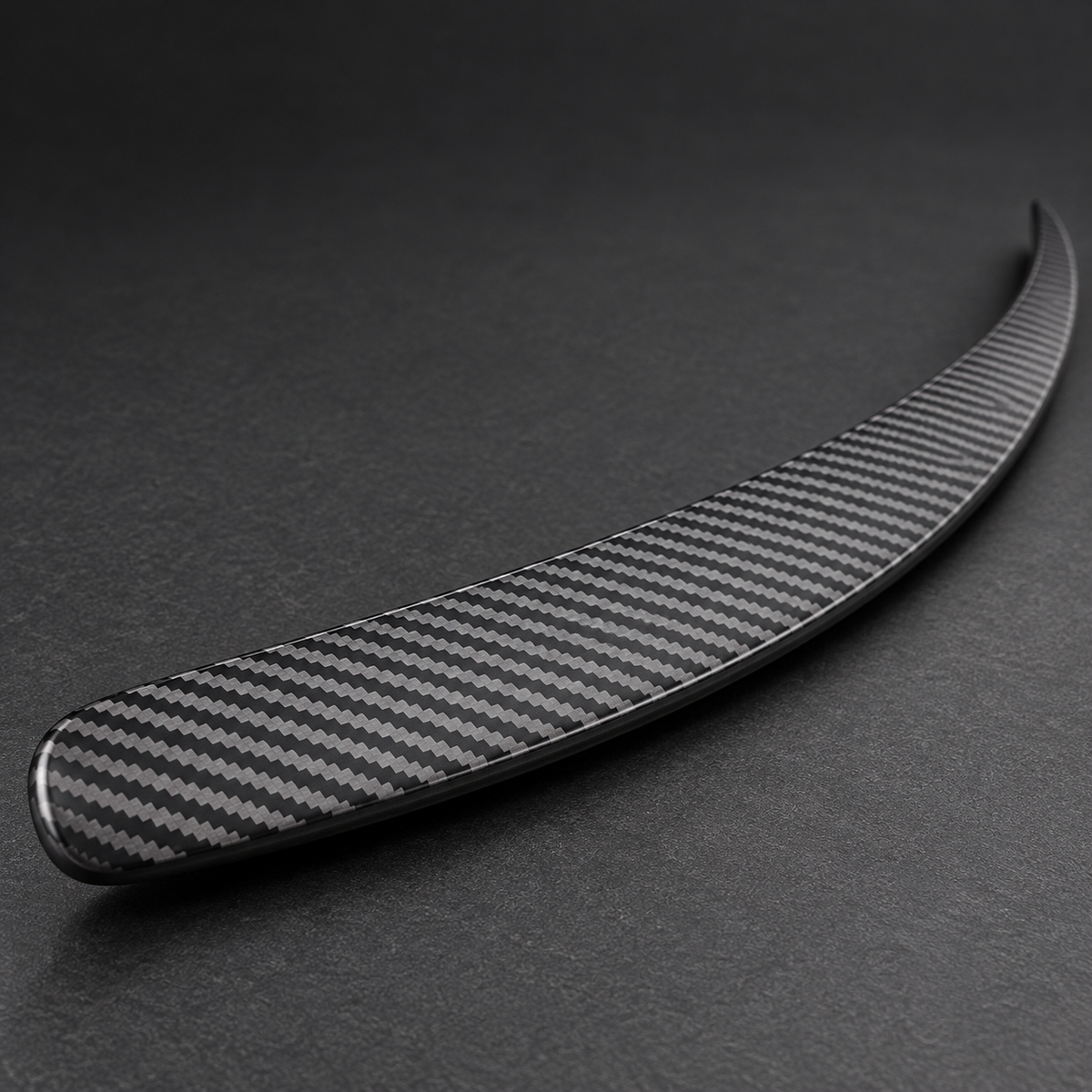 Diagonal carbon-look decorative pattern and curved ABS spoiler edge