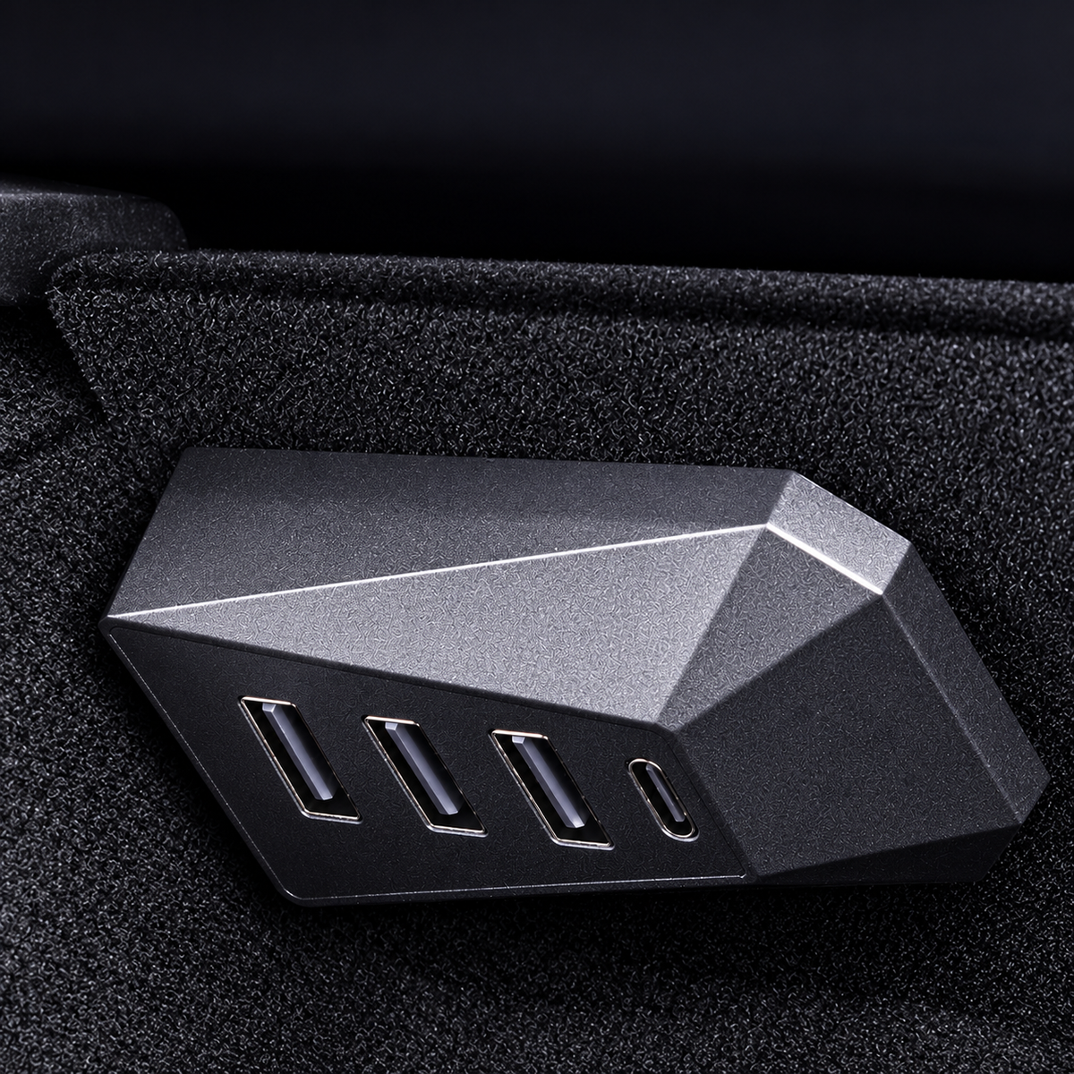 See the connection layout. USB-A and USB-C openings are grouped on the front face.